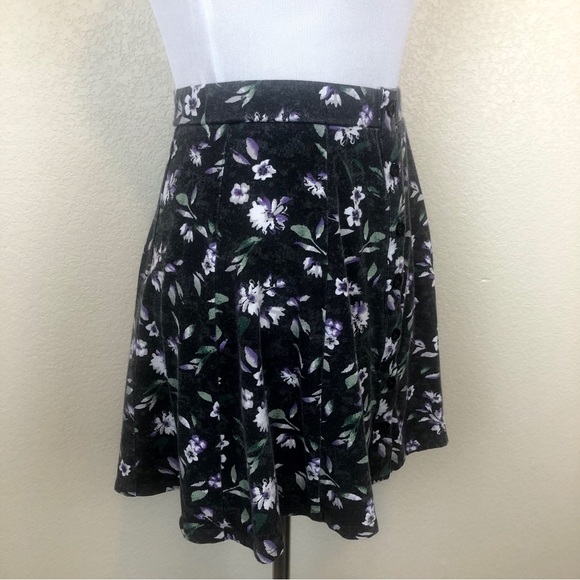 SOLD American Eagle Black Floral Circle Skater Skirt - Picture 3 of 9